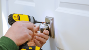 How do emergency locksmiths open doors