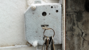 Can I pour warm water on frozen lock